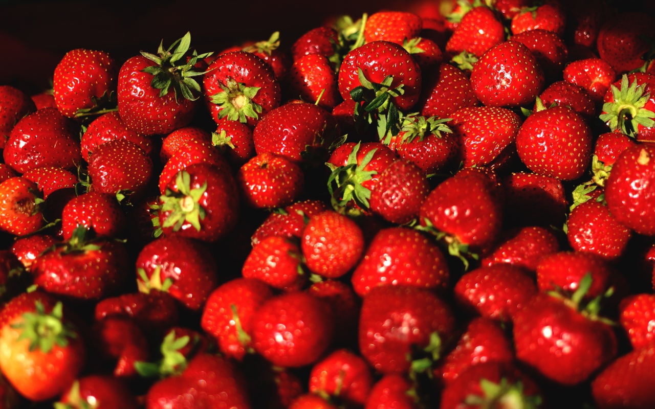 Аппетитная сладкая спелая клубника крупным планом