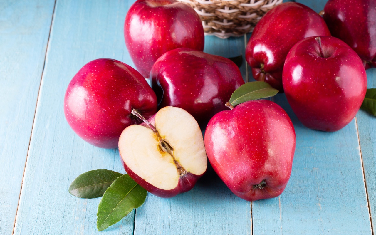 Красивые спелые красные яблоки на столе