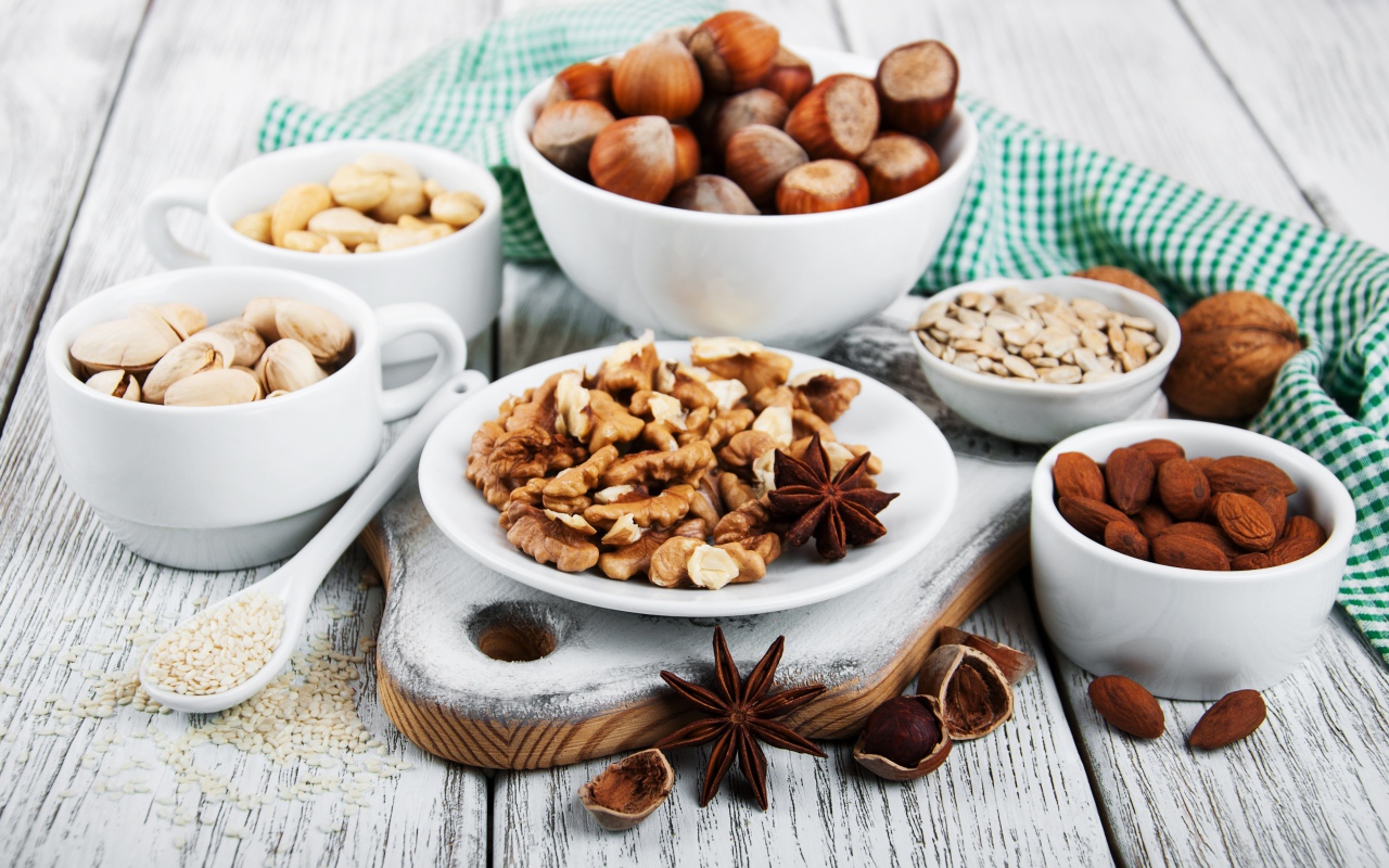 Разные виды орехов на столе 