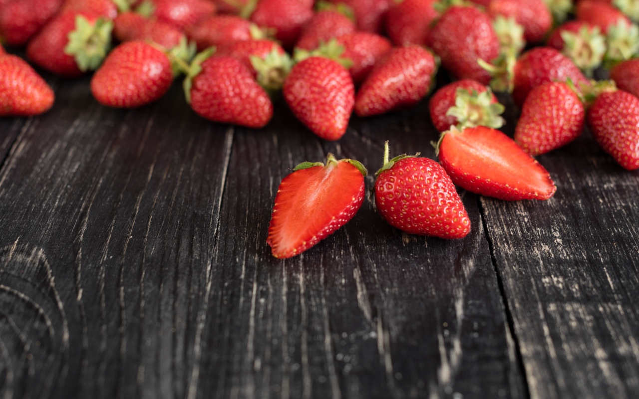 Крупная спелая красная клубника на деревянном столе