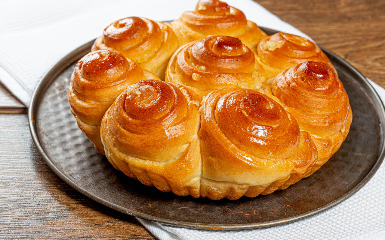 Аппетитные свежие булочки на столе