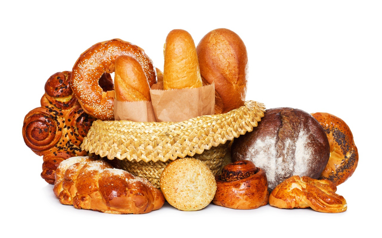 Свежие хлебобулочные изделия на столе на белом фоне 