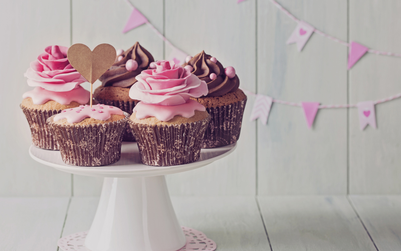 Аппетитные красивые праздничные кексы с кремом