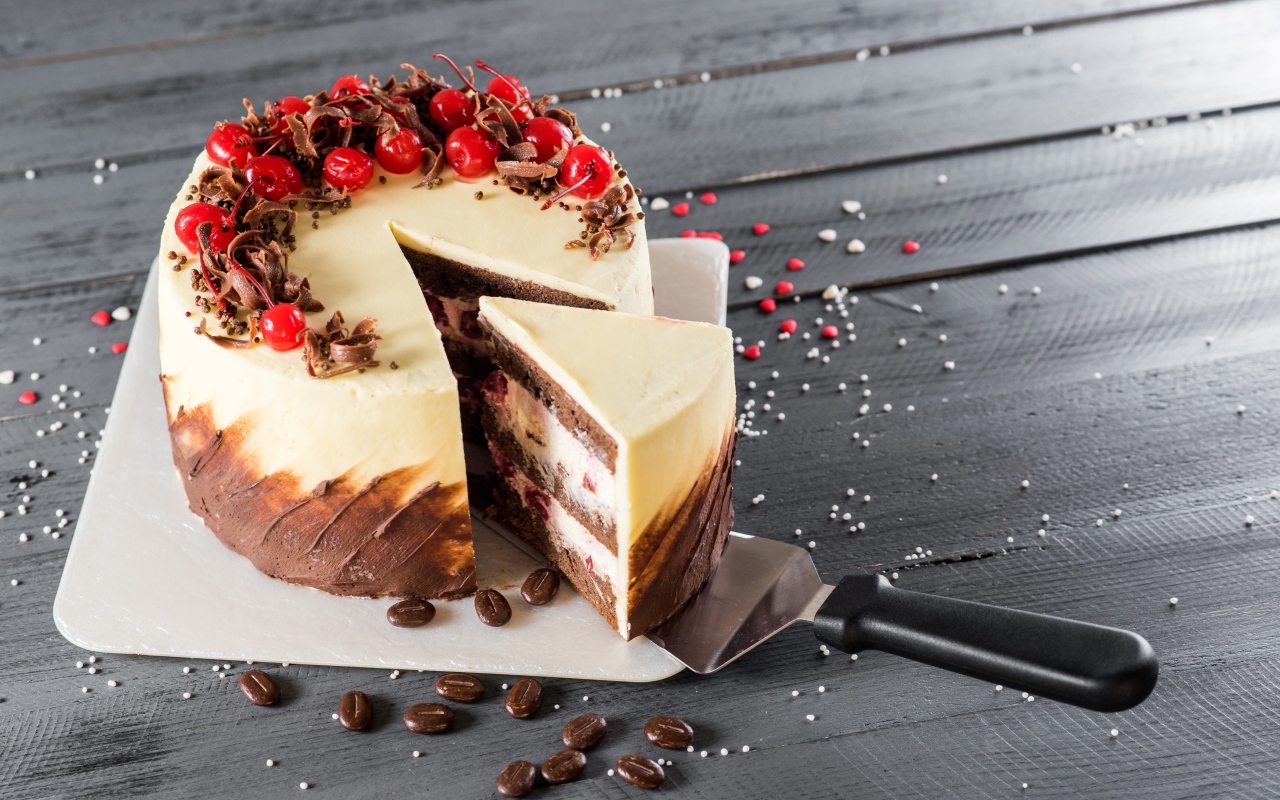 Аппетитный праздничный торт с шоколадом и ягодами вишни 