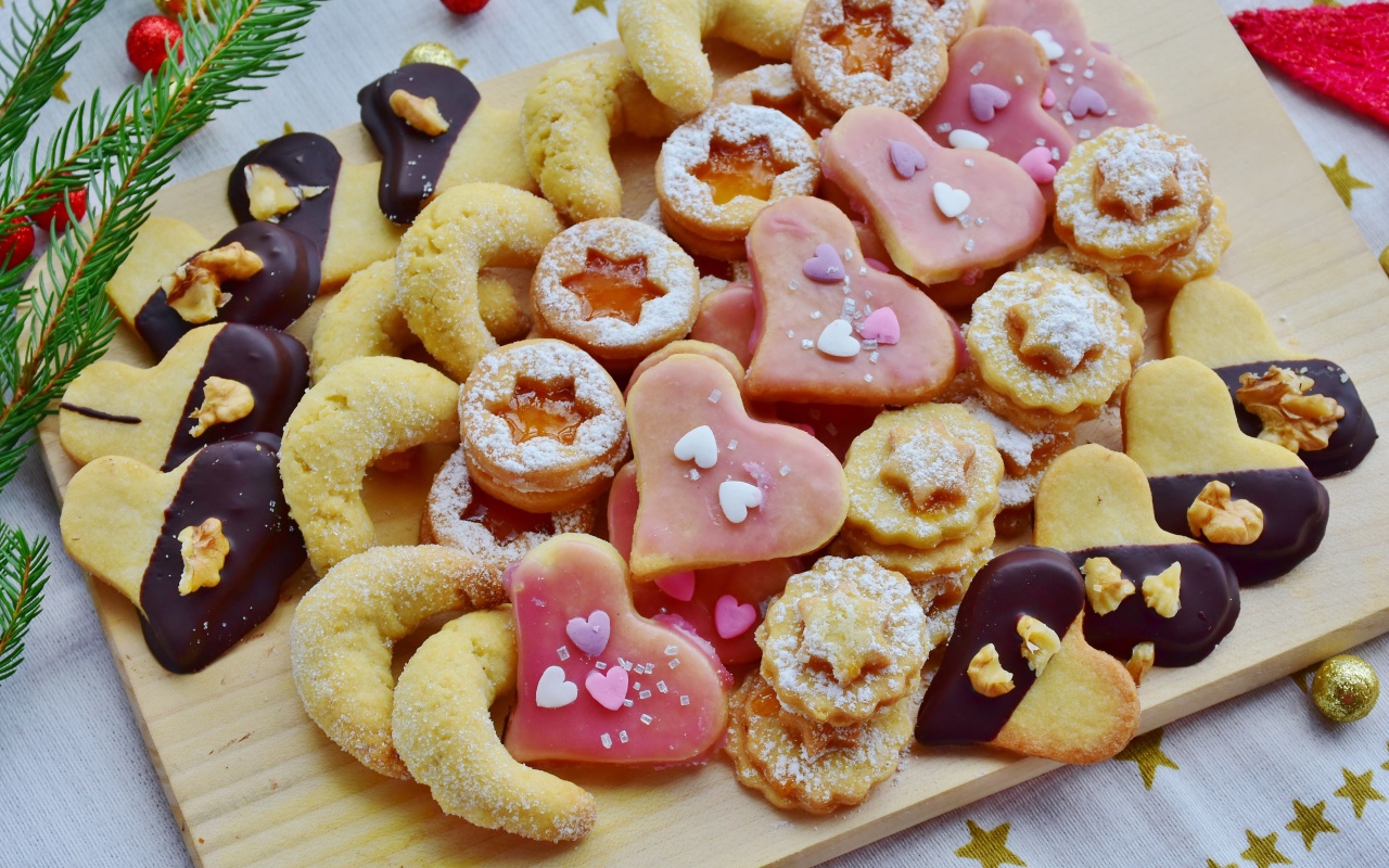 Аппетитное разное сахарное печенье на столе