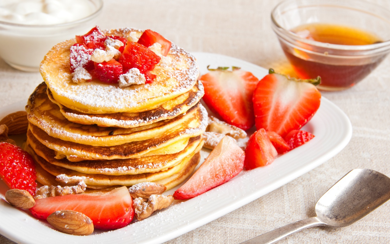 Аппетитные сладкие оладьи с сахарной пудрой и клубникой