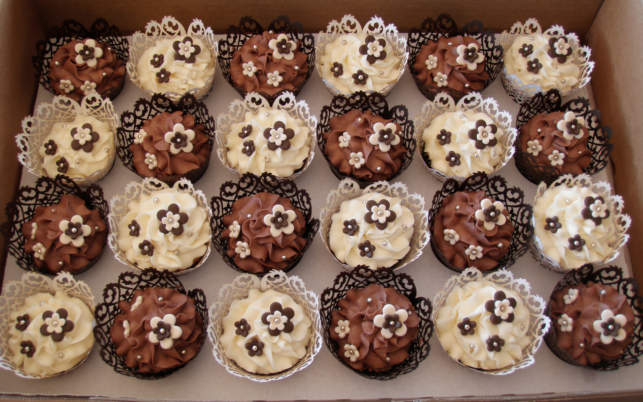 Красивые кексы с кремом и сахарными цветами в ящике