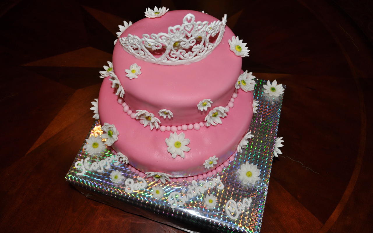 Большой розовый торт с ромашками и короной для маленькой девочки 