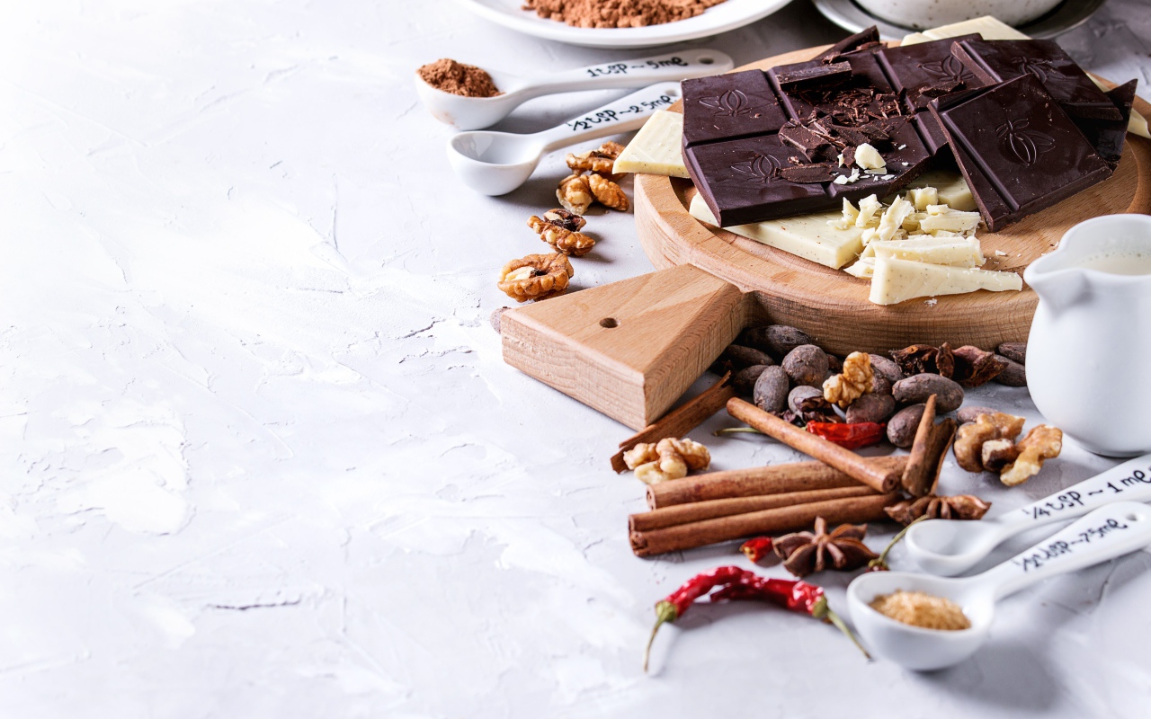 Черный и молочный шоколад на столе с орехами