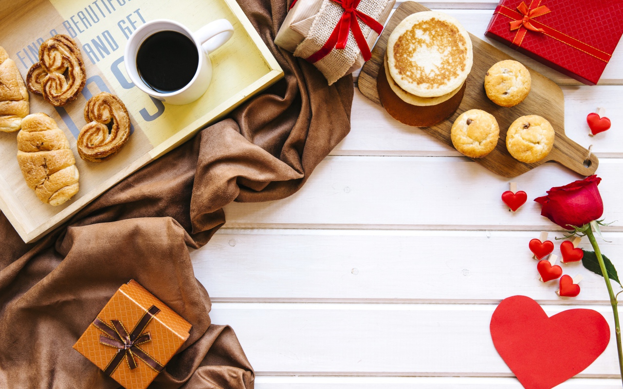 Завтрак с подарками, сердечками и розой для любимой 