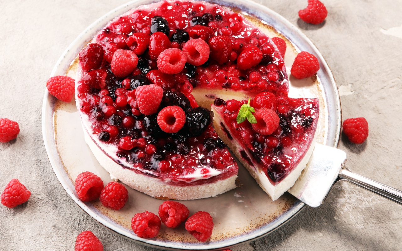 Чизкейк с джемом и ягодами малины, смородины и ежевики вид сверху