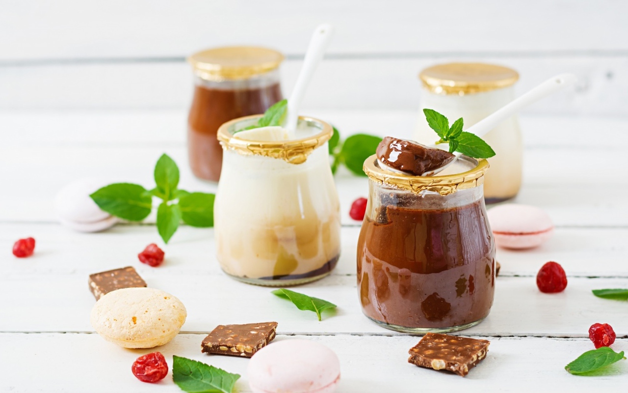 Шоколадная паста в баночках на столе 