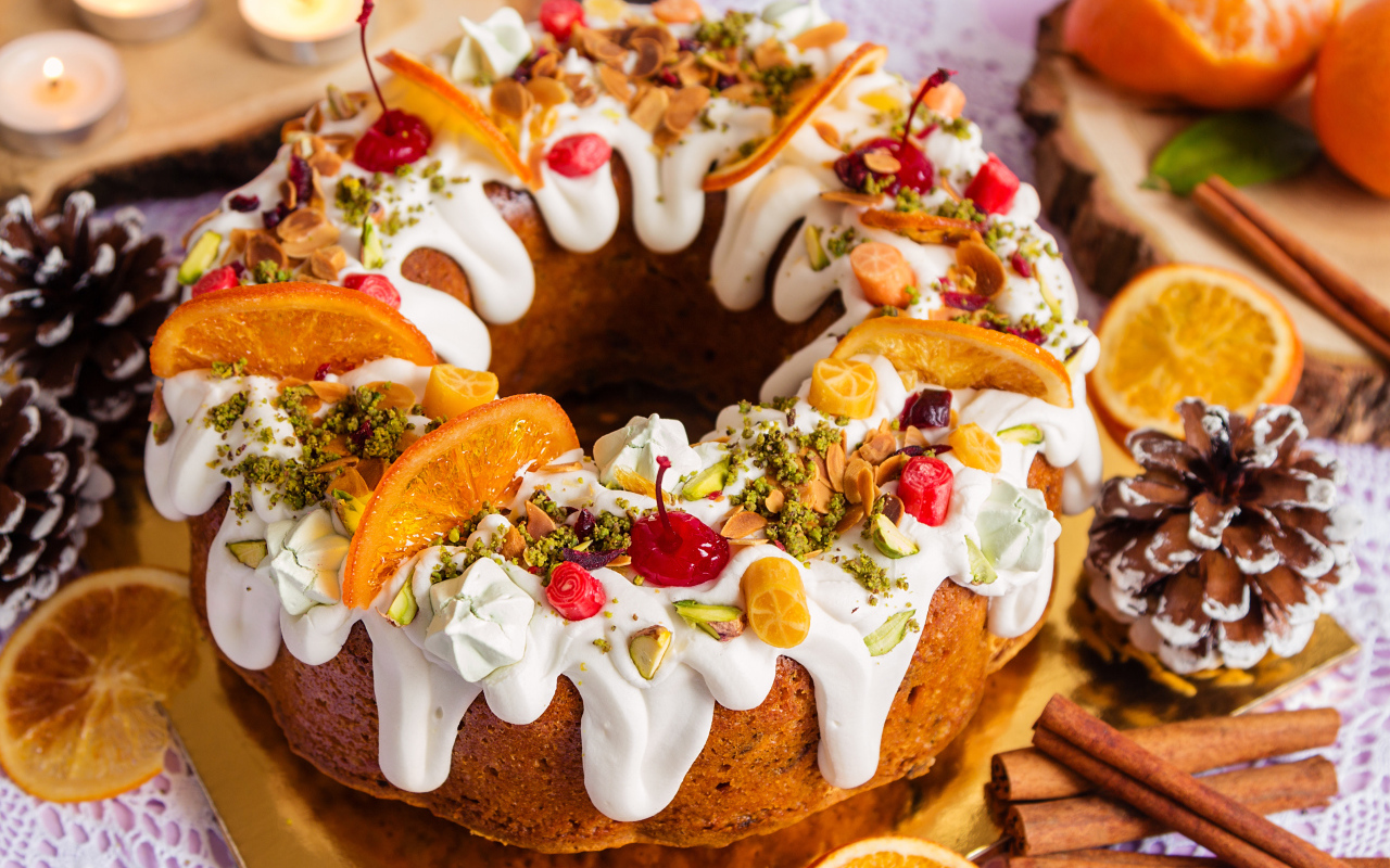 Кекс с глазурью и сухофруктами на Рождество 