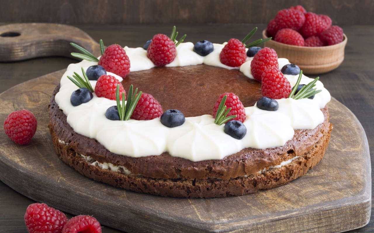 Кофейный торт со сливками и ягодами черники и малины