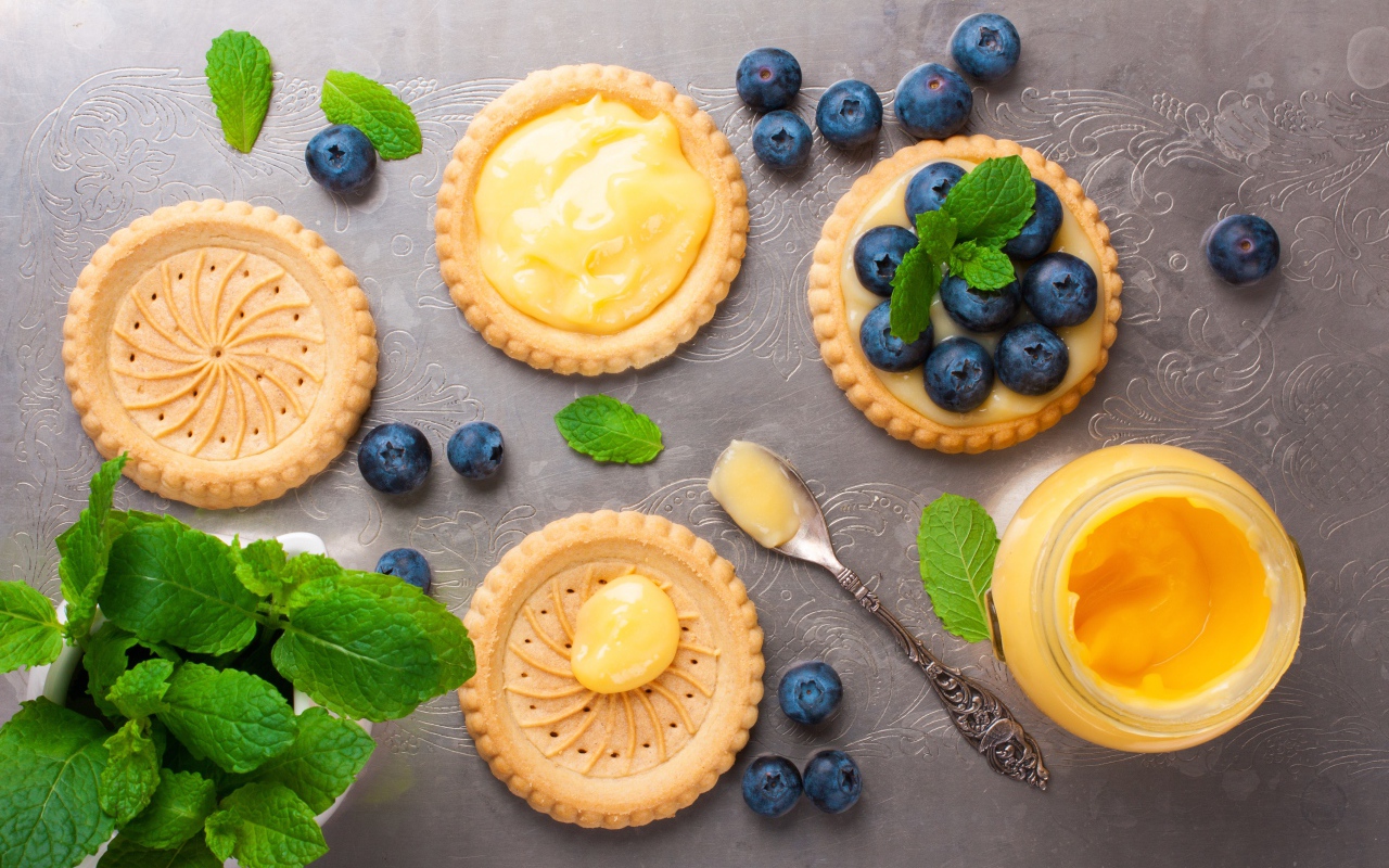 Печенье с кремом, ягодами черники и мятой