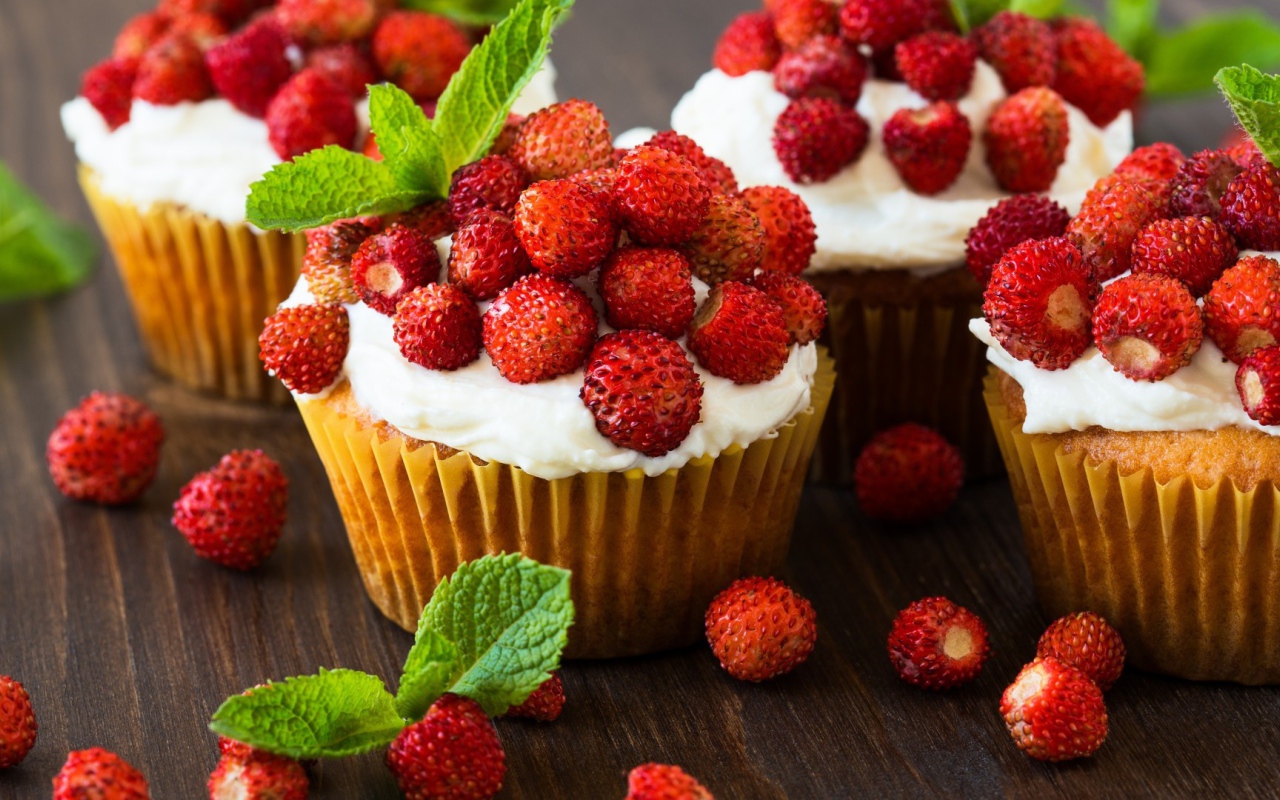 Кексы с кремом и ягодами земляники 