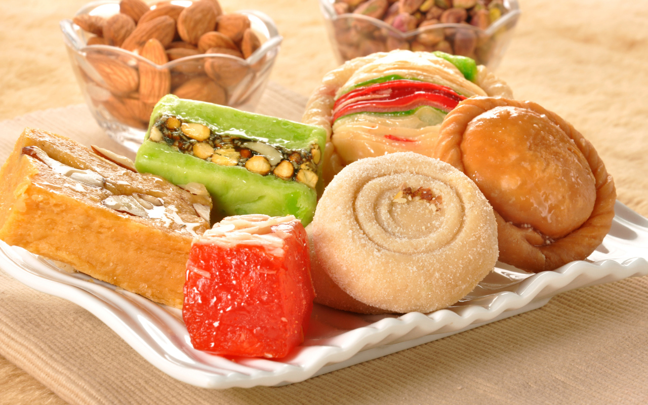 Аппетитные восточные сладости на тарелке 