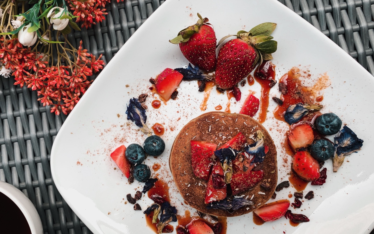 Десерт на белой тарелке с ягодами 