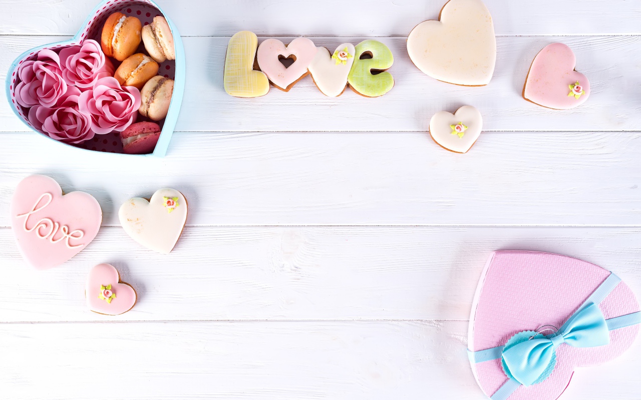 Подарочная коробка в форме сердца на столе с печеньем 