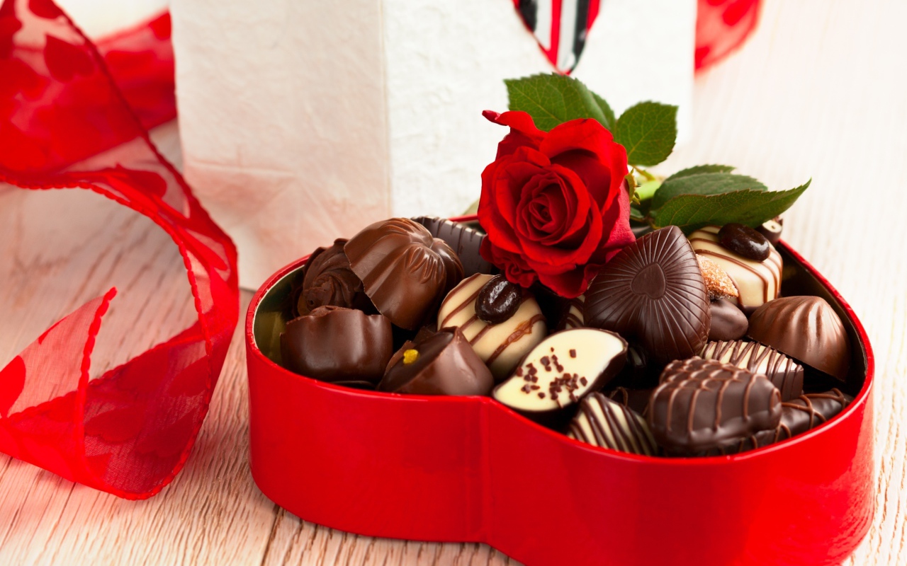 Коробка в форме сердца с шоколадными конфетами с красной розой