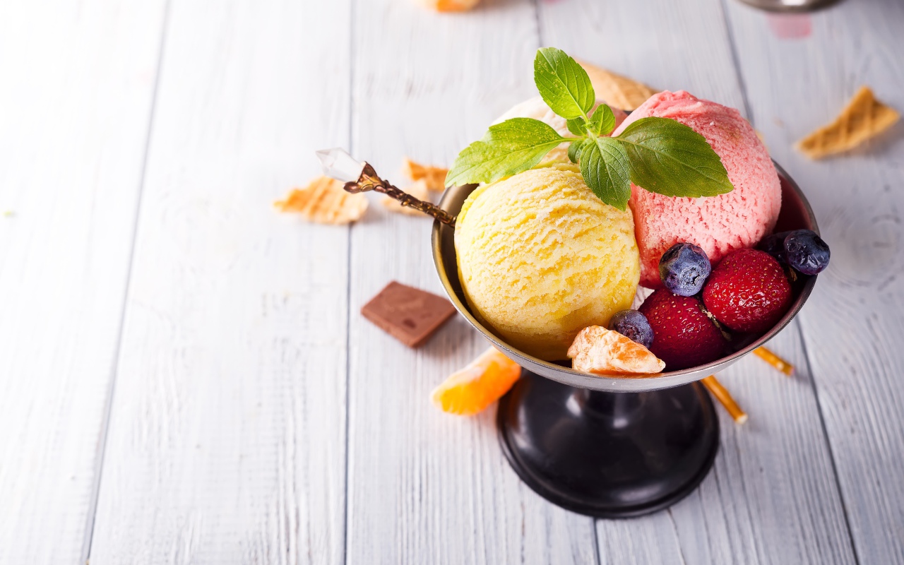 Шарики фруктового мороженого в креманке с ягода