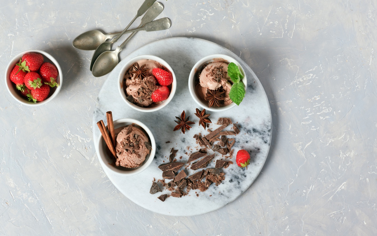 Мороженое с шоколадом, корицей, бадьяном и ягодами клубники