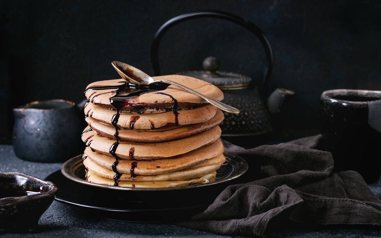 Пышные оладьи с шоколадом на столе