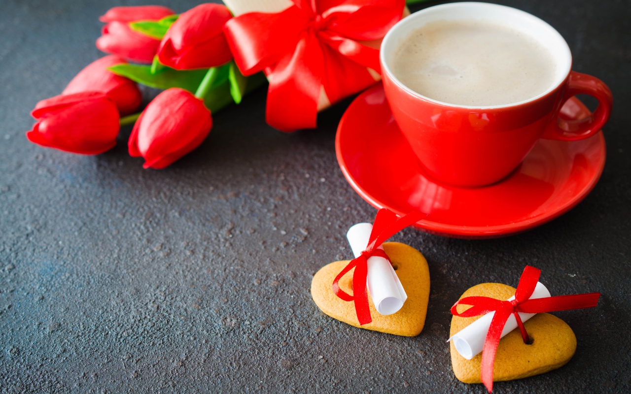 Красная чашка с кофе на черном фоне с печеньем с записками и букетом тюльпанов