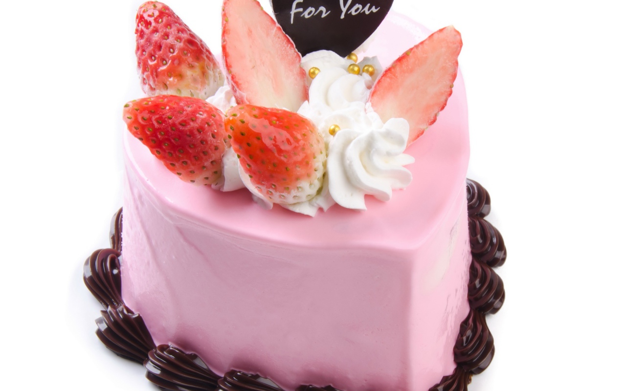 Сладкий розовый торт с шоколадным кремом, сливками и кусочками клубники