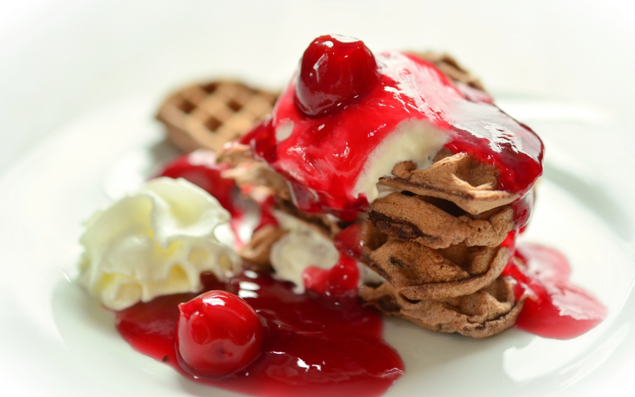 Сладкие вафли с мороженым и джемом на белом фоне