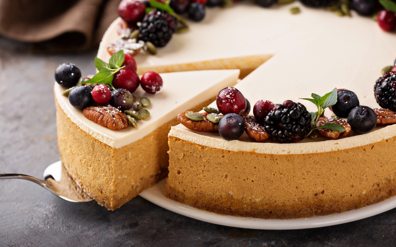 Вкусный пирог с ягодами и орехами крупным планом