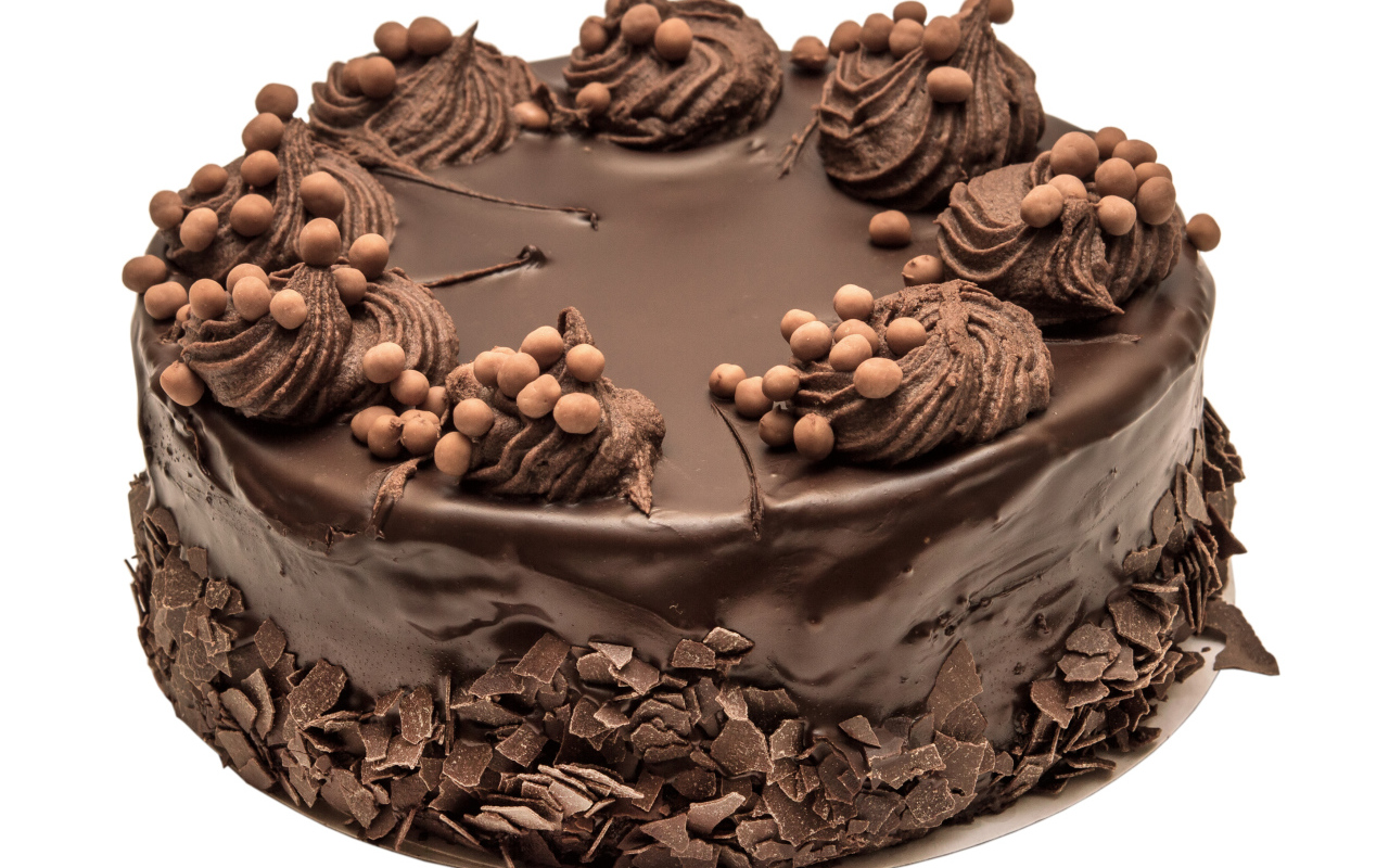 Аппетитный торт с шоколадом на белом фоне 