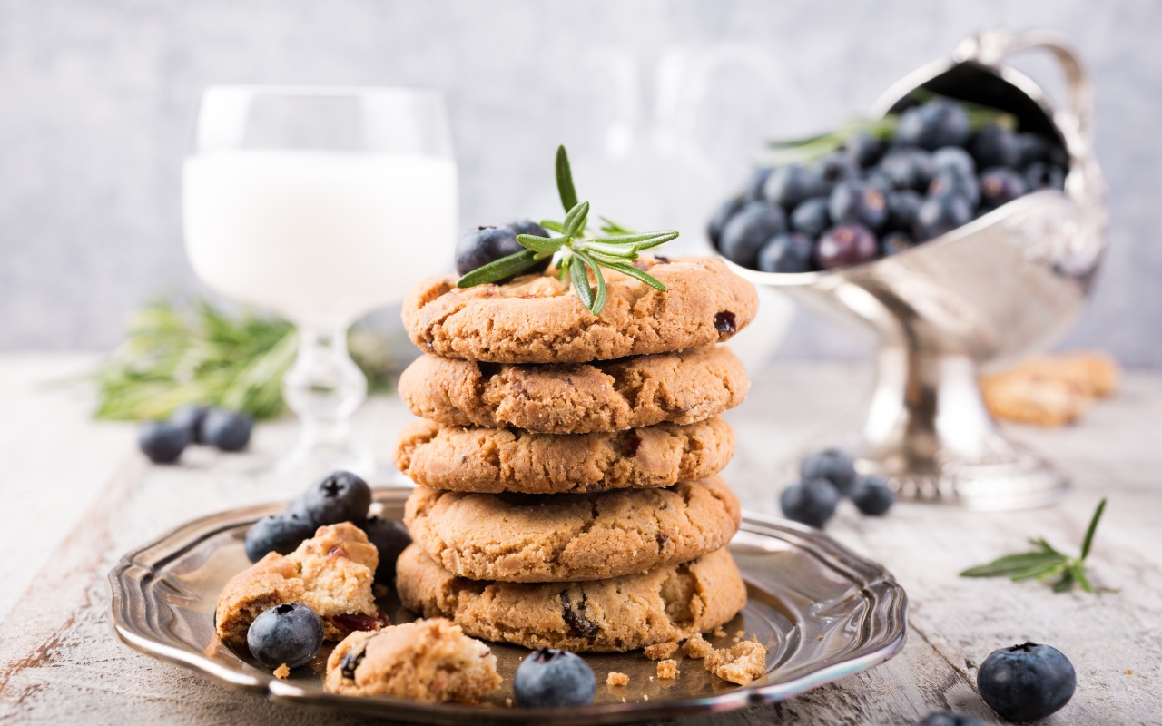 Вкусное печенье на столе с ягодами черники