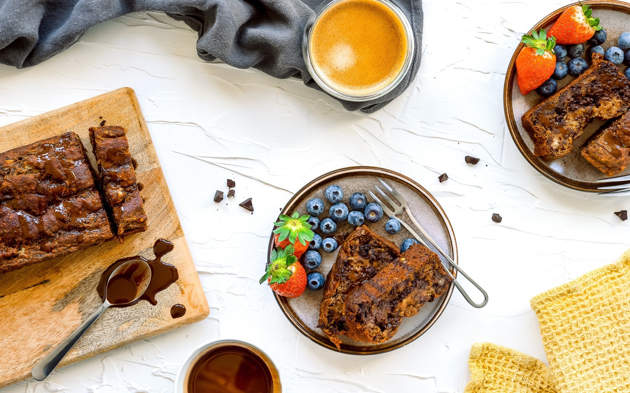 Кекс на тарелке с ягодами черники и клубники 