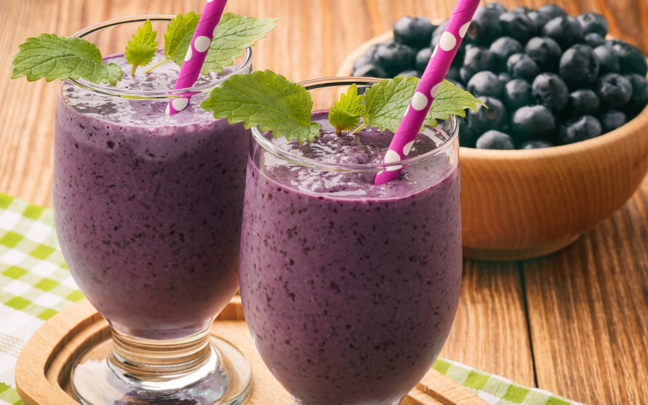 Черничное смузи в стаканах с трубочками