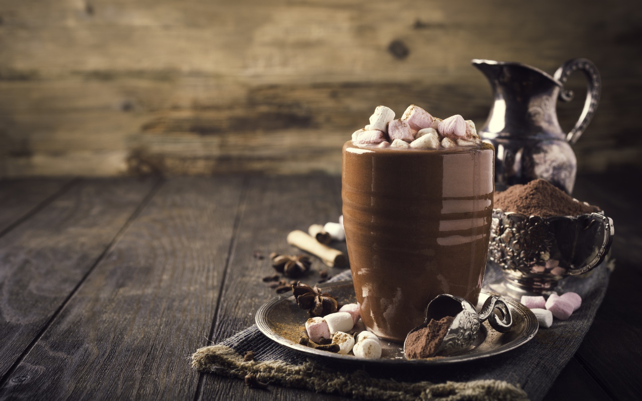 Горячий какао с маршмеллоу на столе