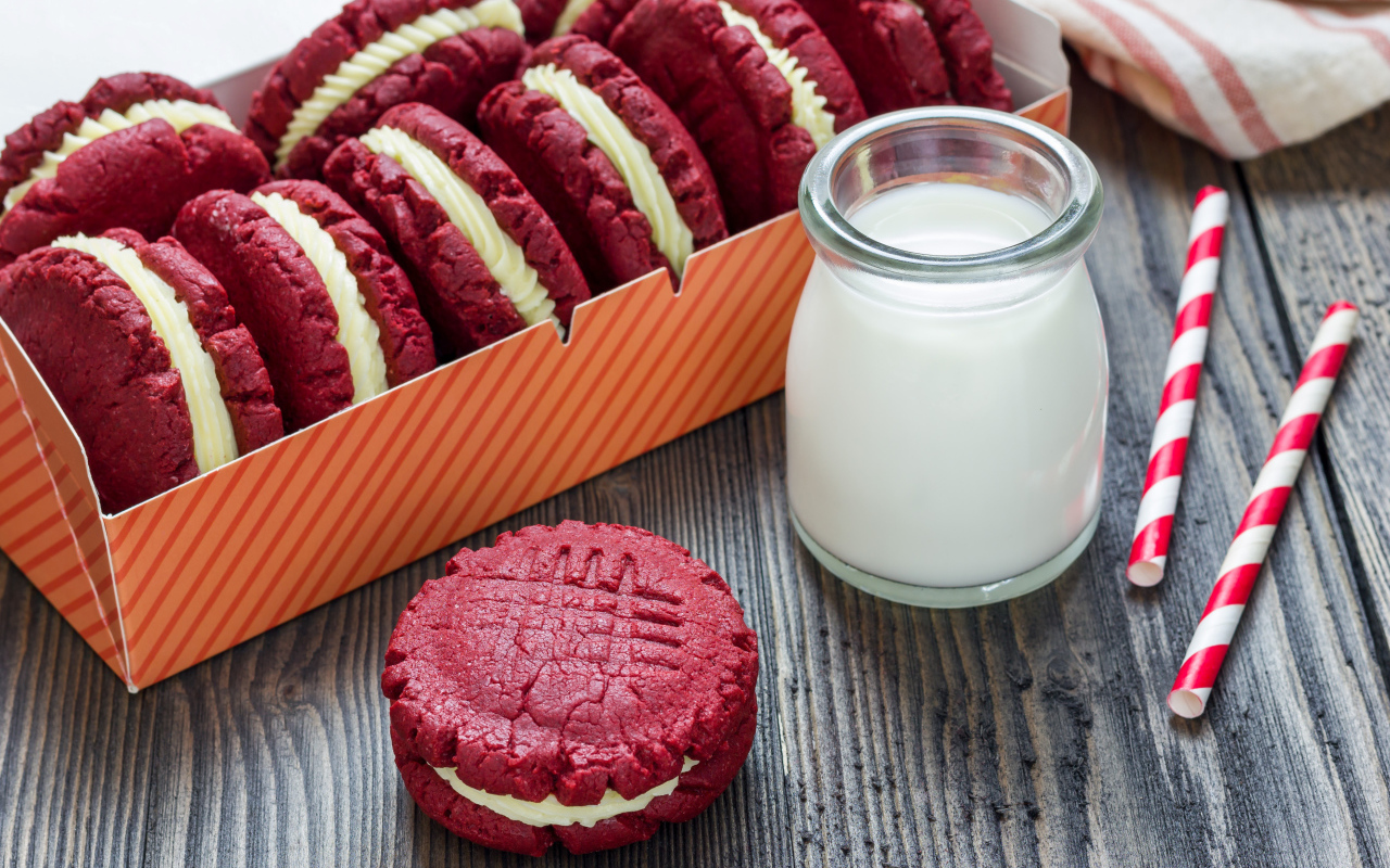 Кефир в банке на столе с печеньем 