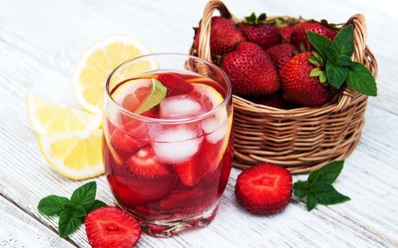 Мохито на столе с клубникой и лимоном