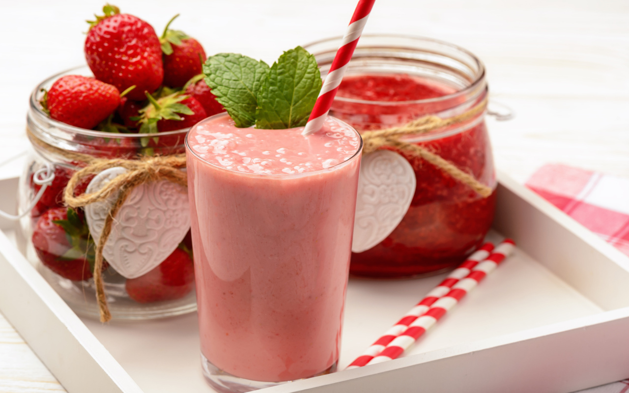 Клубничный коктейль на подносе с ягодами и джемом 