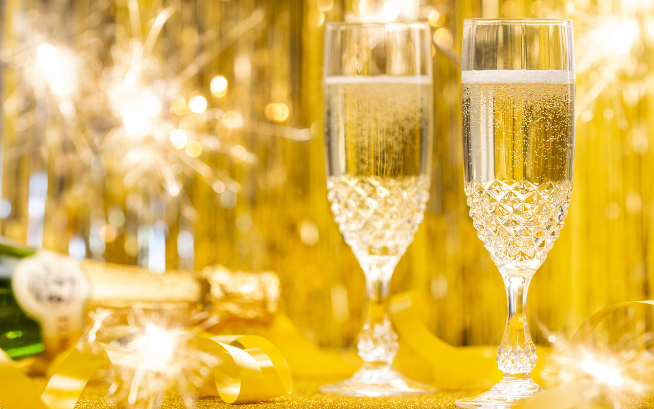 Два фужера шампанского с бенгальскими огнями