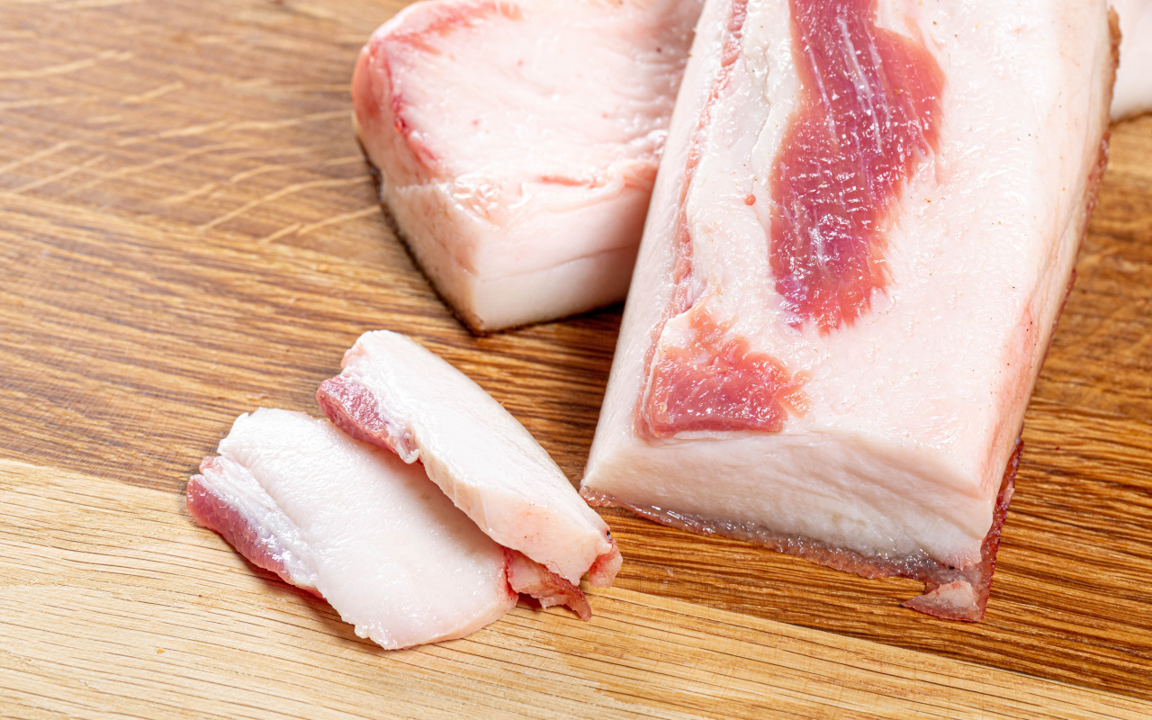 Куски свежего сала на столе 