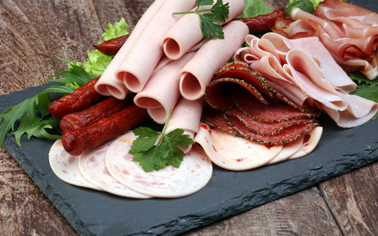 Колбасные продукты на столе 