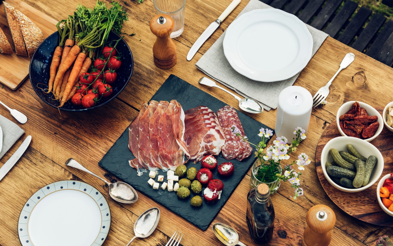 Нарезанное мясо на столе с овощами