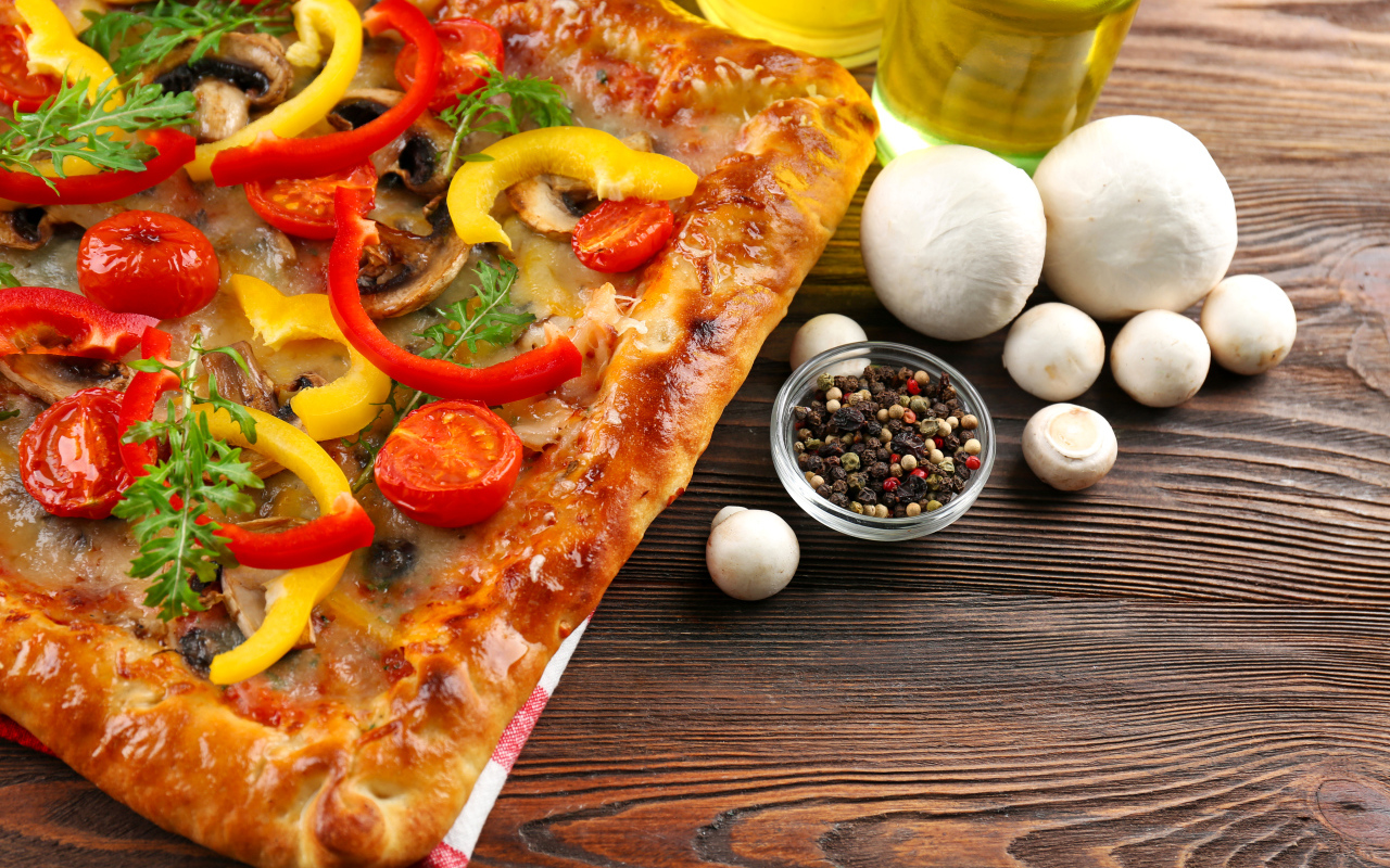Аппетитная пицца на столе с перцем и шампиньонами