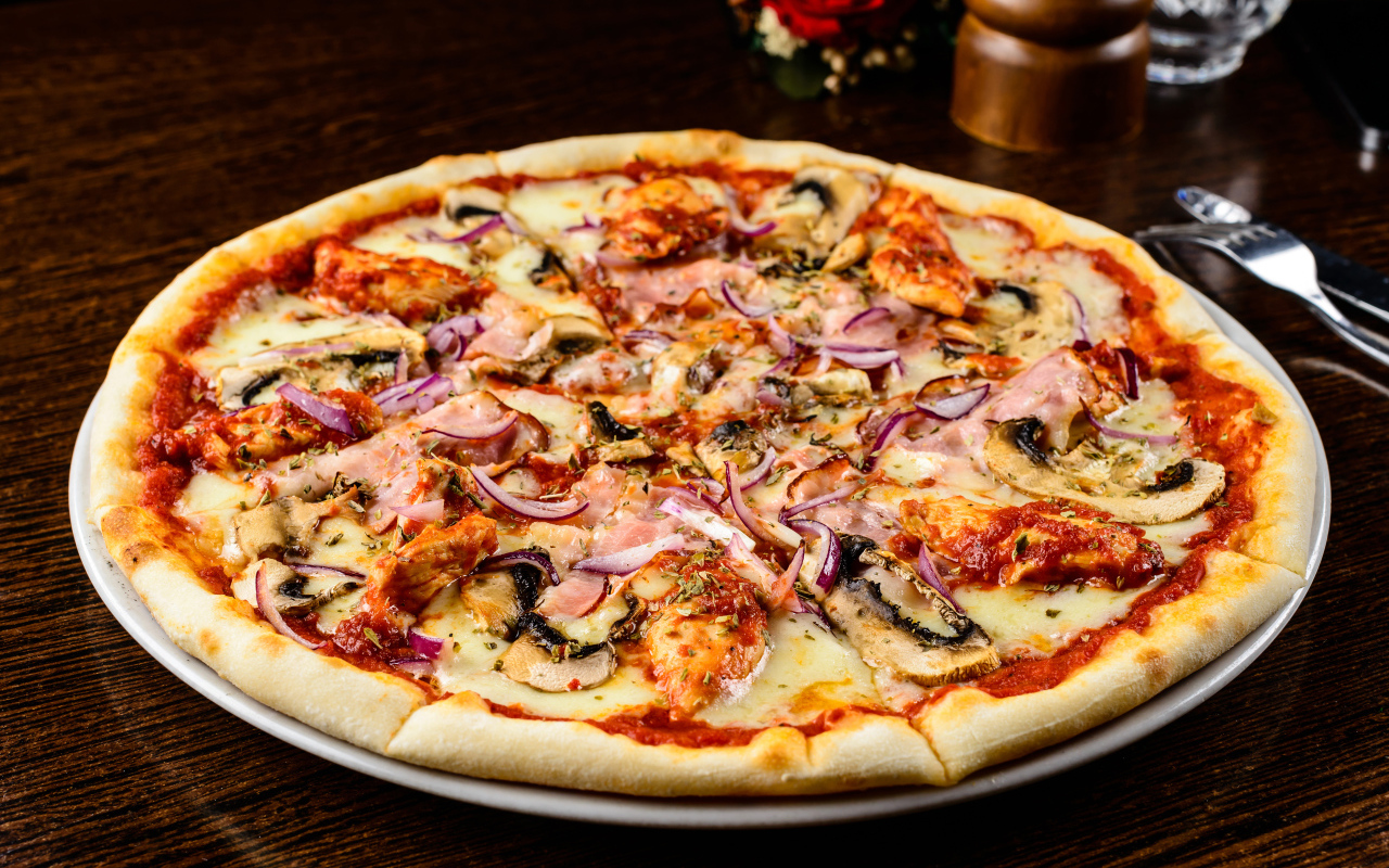 Большая вкусная пицца с шампиньонами