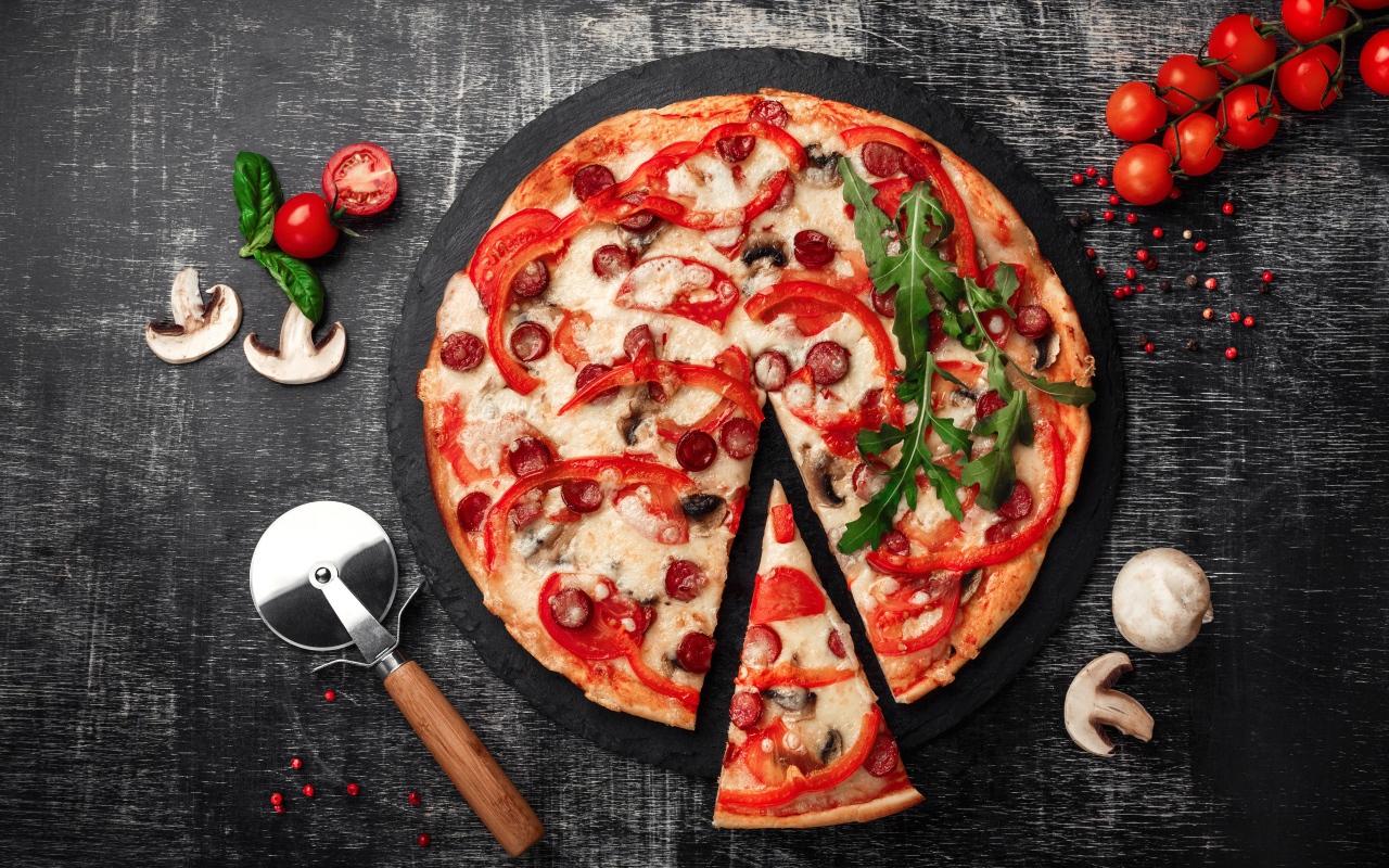 Пицца с болгарским перцем, колбасками и сыром