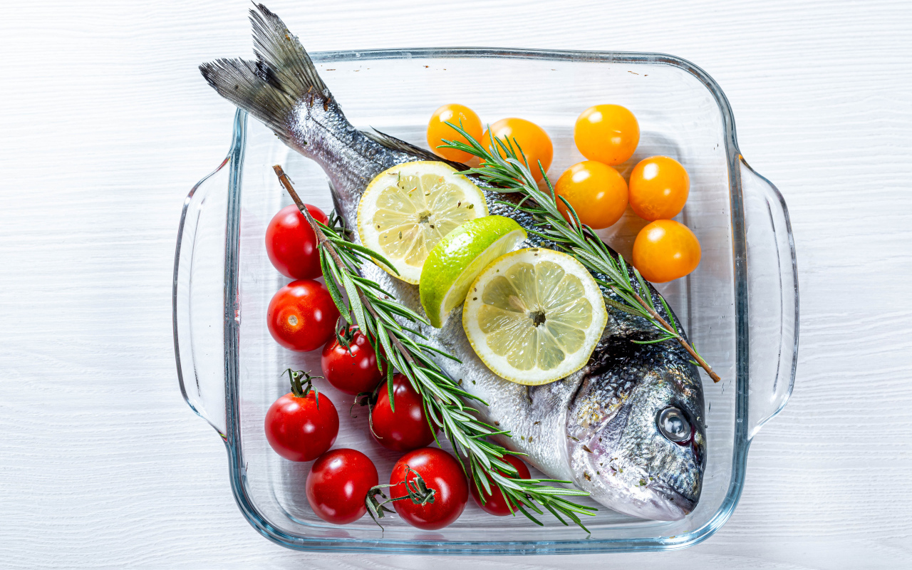 Рыба с помидорами, розмарином и лимоном в противне