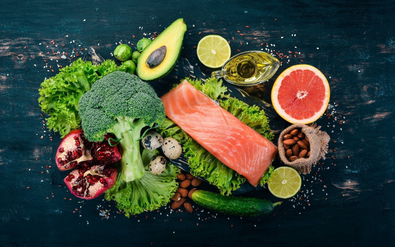 Красная рыба на столе с овощами и фруктами 