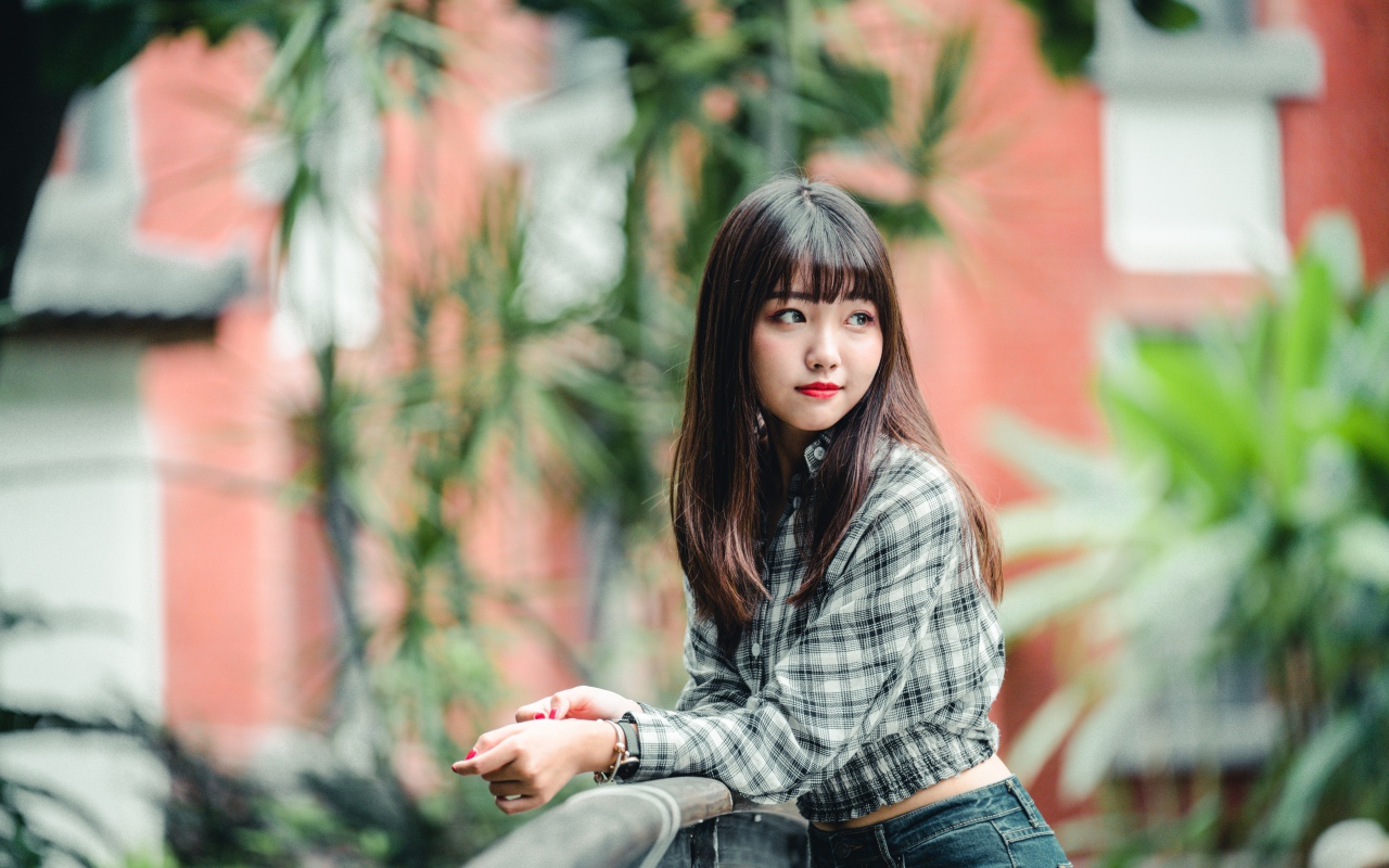 Красивая девушка азиатка с красными губами