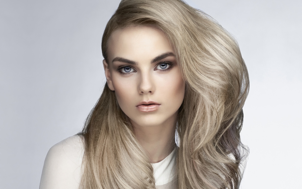 Красивая голубоглазая блондинка с пышными волосами